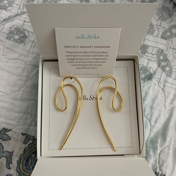 Stella & Dot Earrings - Picture 2 of 4